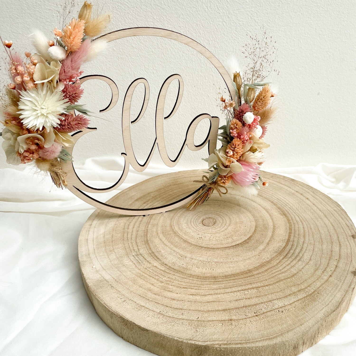 Display met houten naamhoepel