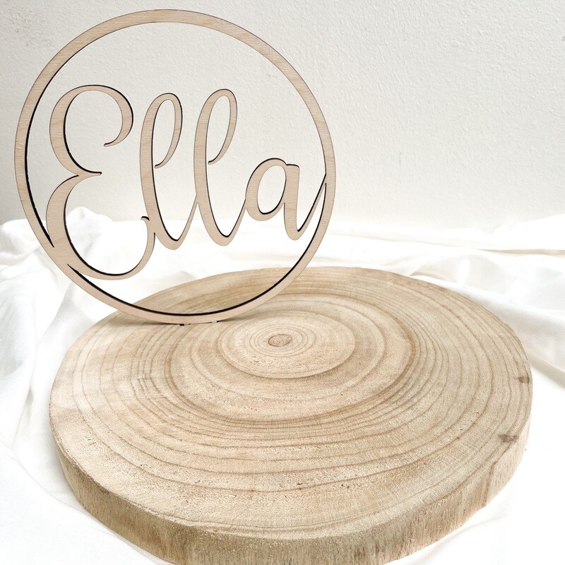 Display met houten naamhoepel