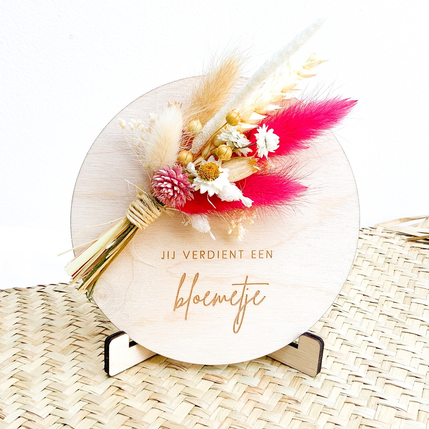 Houten wenskaart met droogbloemen Houten wenskaart met droogbloemen