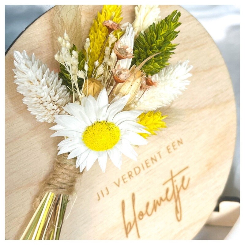 Houten wenskaart met droogbloemen