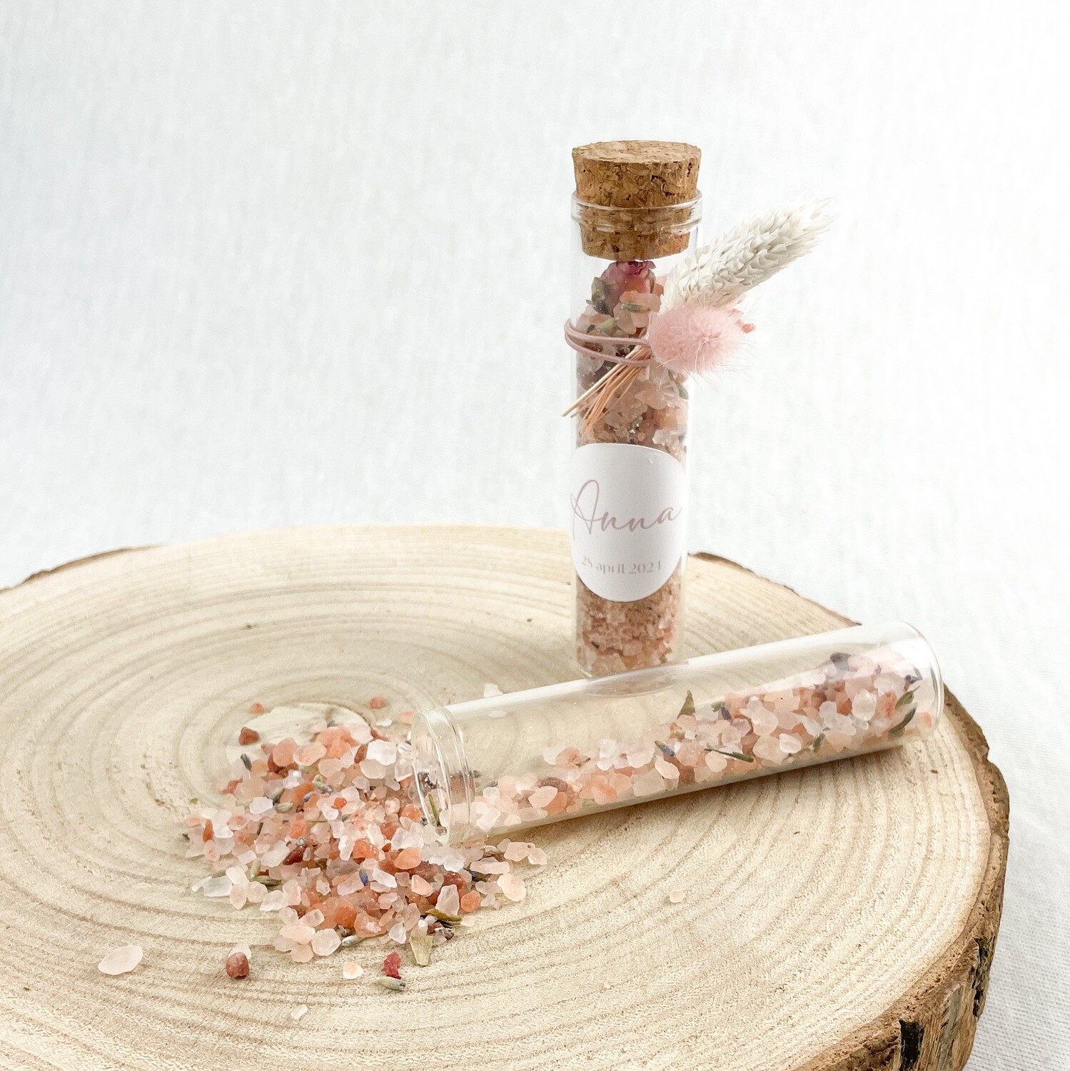 Glazen tube met badzout - thema roze Glazen tube met badzout - thema roze