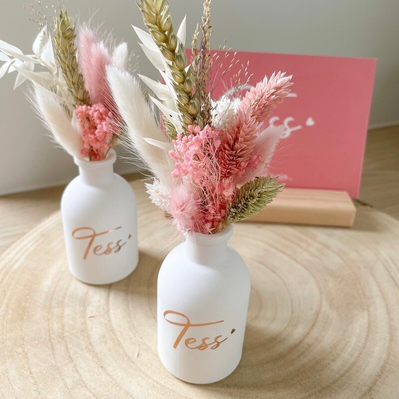 Wit vaasje met droogbloemenboeket