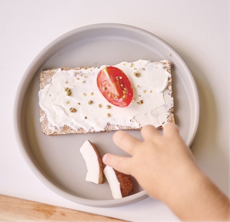 MinikOiOi BASICS - Piatto - Bubble Beige - Piatto in silicone – foto prodotto, set pappa baby, rega…