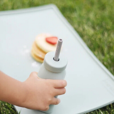MinikOiOi Bottle + Straw - River Green / Powder Grey - 1 bottle, 1 straw – product image, BLW table…