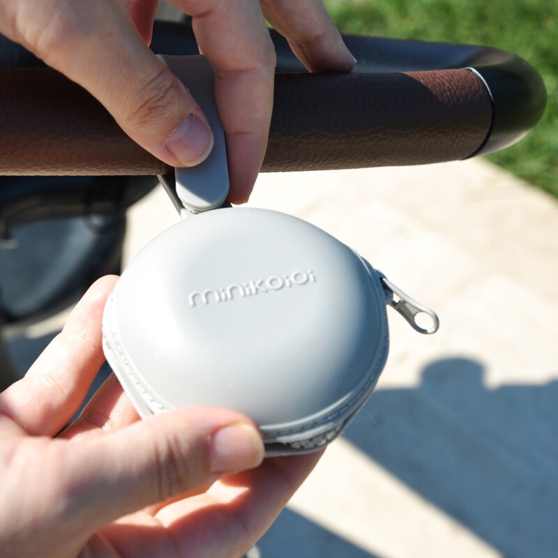 MinikOiOi Pod - Gris Poudre - Étui à tétine en silicone, SchnulleretuiPOD – photo produit, accessoi…