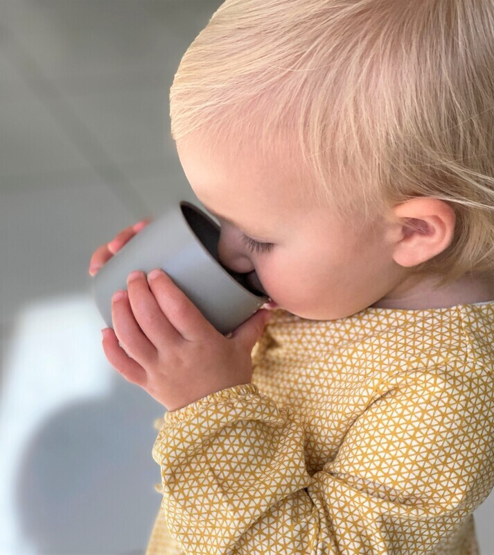 MinikOiOi Mini Cup - Grigio polvere - Coppa in silicone – foto prodotto, set pappa baby, disegno e …