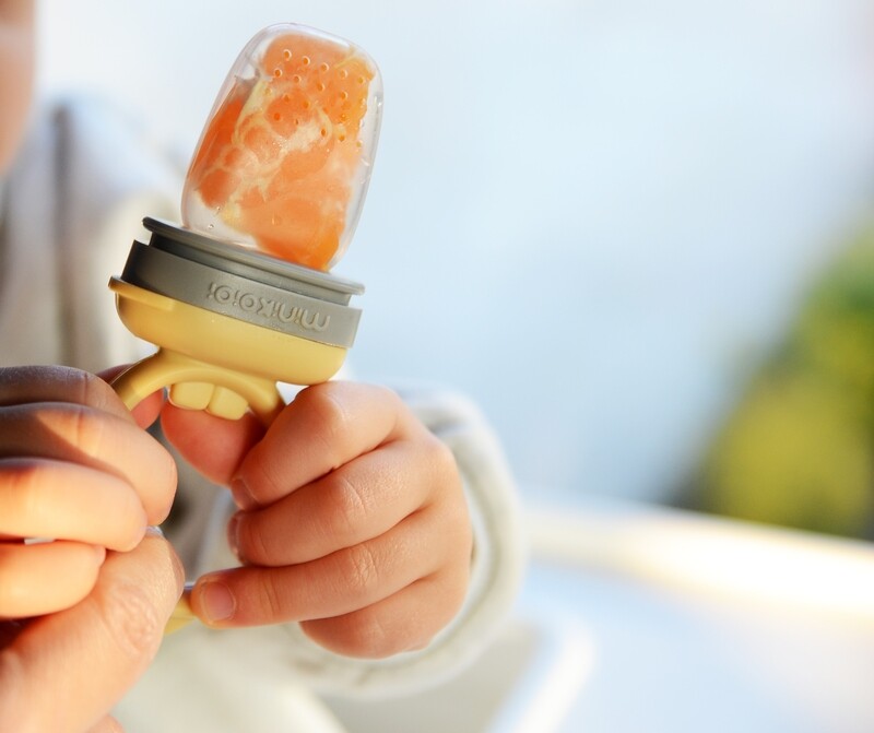MinikOiOi Polpe - Giallo Mellow / Grigio Polvere - Alimentatore per frutta/verdura in silicone, PUL…