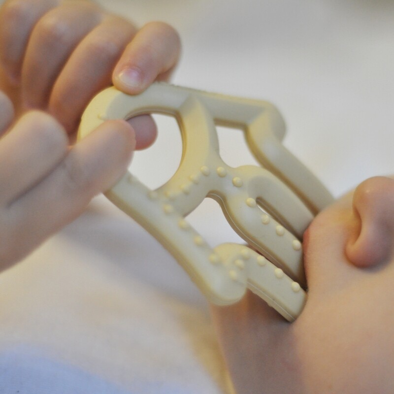 MinikOiOi Toothee - Mellow Yellow - Morbido massaggiagengive in silicone – foto prodotto, massaggia…