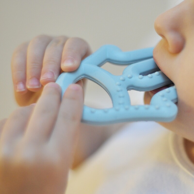 MinikOiOi Toothee - Mineral Blue - Massaggiagengive in morbido silicone – foto prodotto, massaggiag…