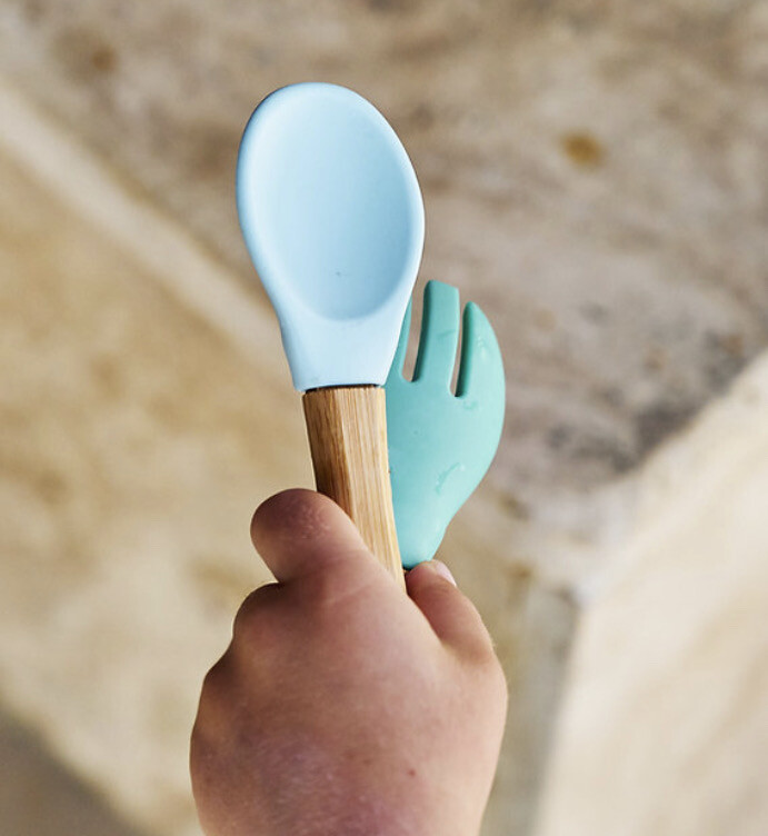 MinikOiOi Dig In - River Green - Punta in silicone, cucchiaio e forchetta con manico in bambù – fot…