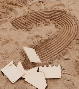 Intellectiki Brosse à sable en bois pour un jeu créatif dans le sable – photo produit, jouet en boi…