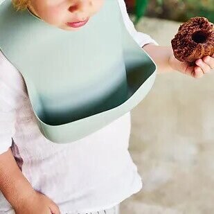 MinikOiOi BASICS - Bavaglino - Blu Minerale - Bavaglino in silicone – foto prodotto, set pappa baby…