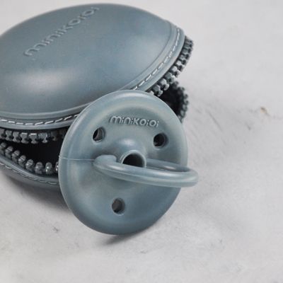 MinikOiOi Pod - Velvet Rose - Silicone pacifier case, SchnulleretuiPOD – product image, stroller ac…