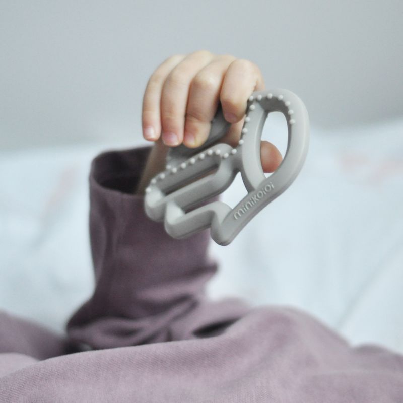 Denti MinikOiOi - Grigio polvere – foto prodotto, massaggiagengive neonato, gioco di motricità