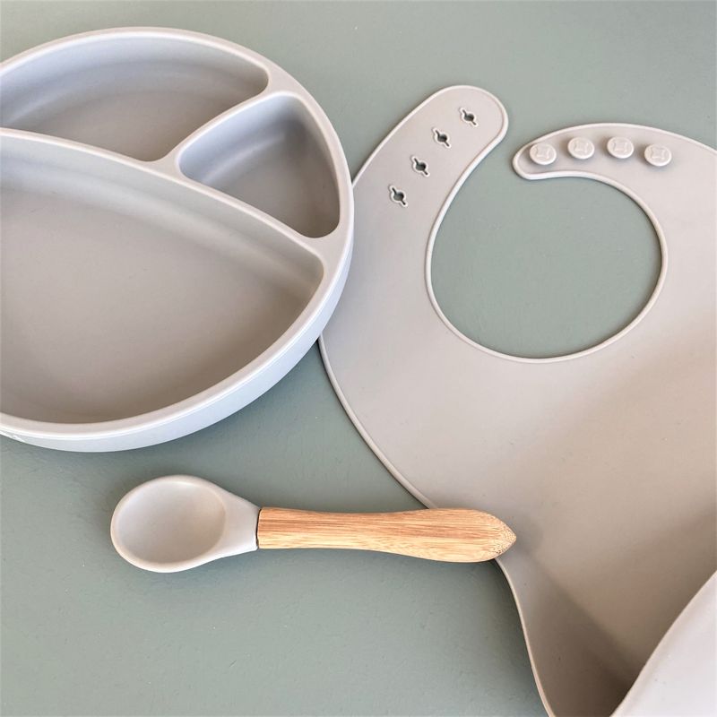 MinikOiOi BLW Set II - Grigio Polvere - Cucchiaio-bavaglino in silicone – foto prodotto, stoviglie …