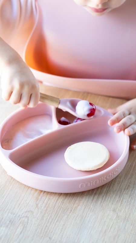MinikOiOi BLW Set II - Pinky Pink - Bavoir-assiette-cuillère en silicone