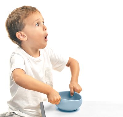 MinikOiOi Bowly - Deep Blue - Stay-put suction bowl with lid – product image, baby feeding set, gif…