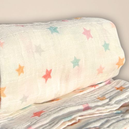 Beberotti Organic Muslin Swaddle Blanket white/stars, Weiss/Sterne – product image, baby sleep esse…