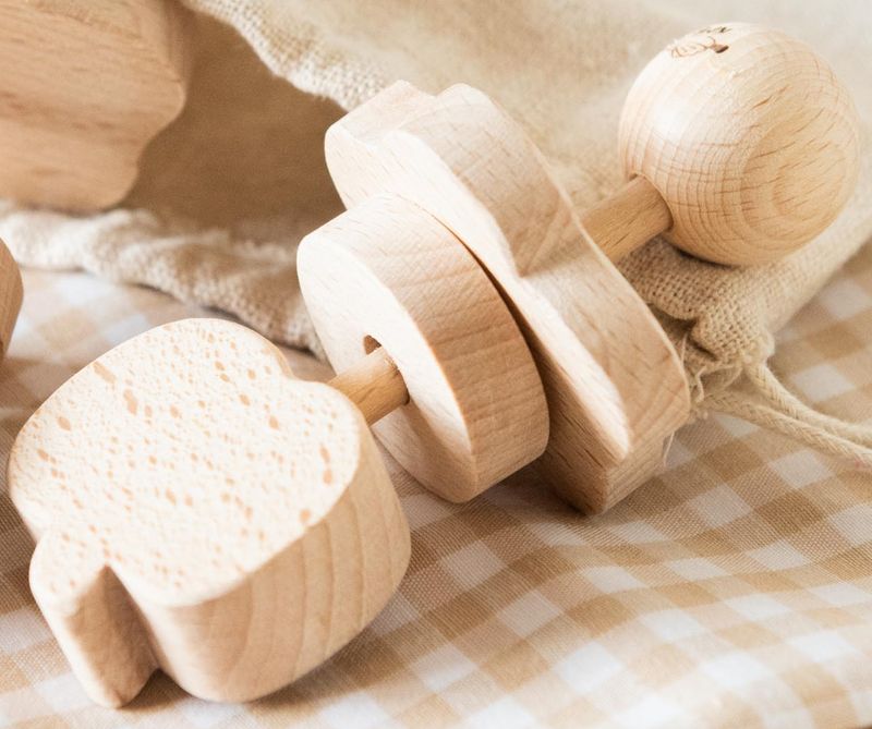 Childwood Hochet en bois fait main POMME KLAPKLAP – photo produit, anneau de dentition bébé, jouet …