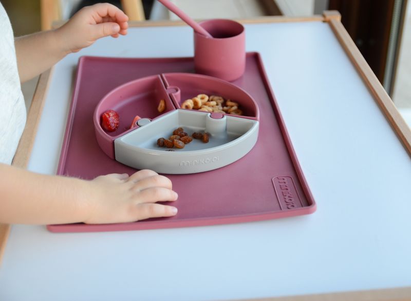 MinikOiOi Tappetino in Silicone – Per la pappa &amp; la cottura – Sicuro, Antiscivolo, Senza BPA, Burgu…