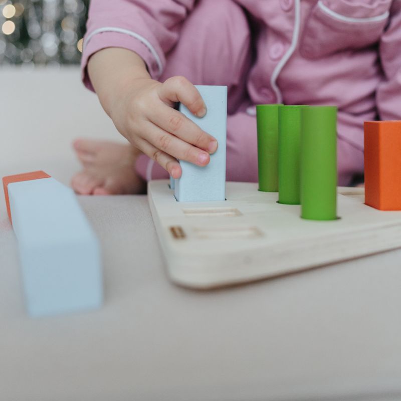 Intellectiki Tableau de tri des formes 3D – photo produit, jouet en bois, jouet de motricité