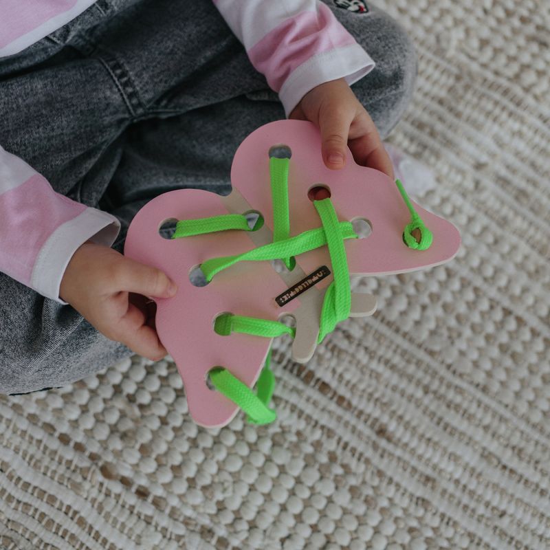 Intellectiki Laçage papillon pour la motricité fine et la coordination œil-main – photo produit, jo…