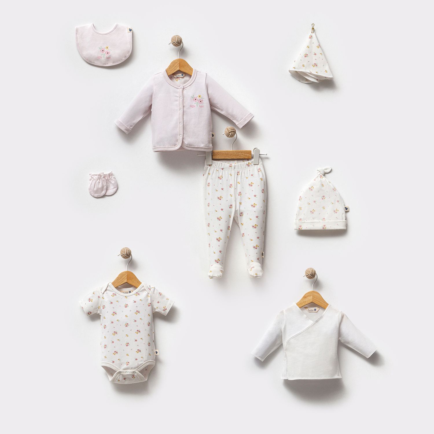TotsTale Premium 8 pcs. Newborn starter set – baby clothes made from organic cotton – birth gift