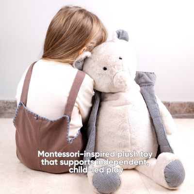 MinikOiOi® XXL Kuscheltier – 70 cm – mit Spielideen-Notizbuch, Tasche & sensorischen Elementen