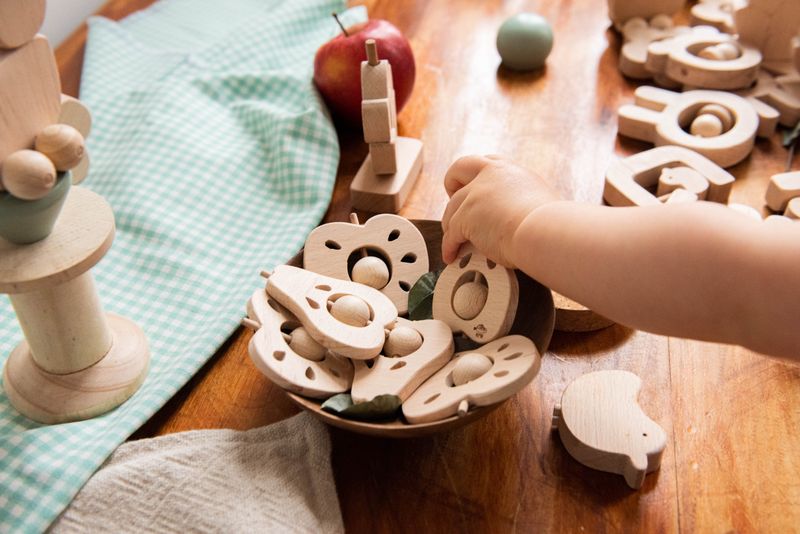 Childwood Sonaglio in legno fatto a mano MELA TUTTIFRUTTI – foto prodotto, massaggiagengive neonato…