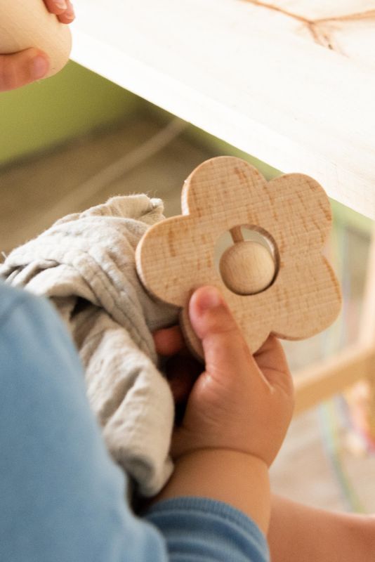 Childwood Hochet en bois fait main MARGUERITE – photo produit, anneau de dentition bébé, jouet sens…