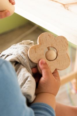 Childwood Hochet en bois fait main MARGUERITE – photo produit, anneau de dentition bébé, jouet sens…