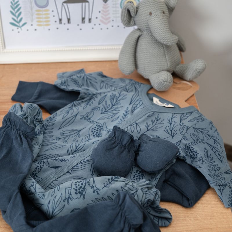 TotsTale Premium 8 pcs. Newborn starter set – baby clothes made from organic cotton – birth gift, B…