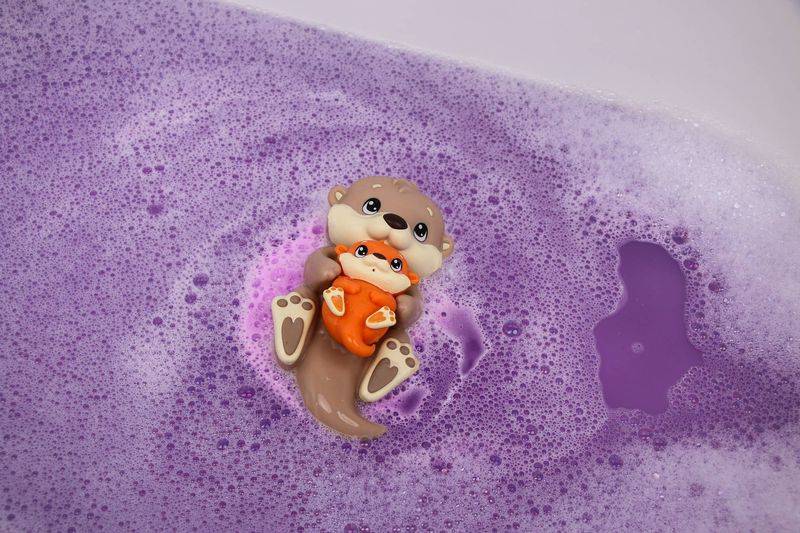 Kids Bath Bomb Toy – Calming Otter with 3 Lavender Bath Bombs