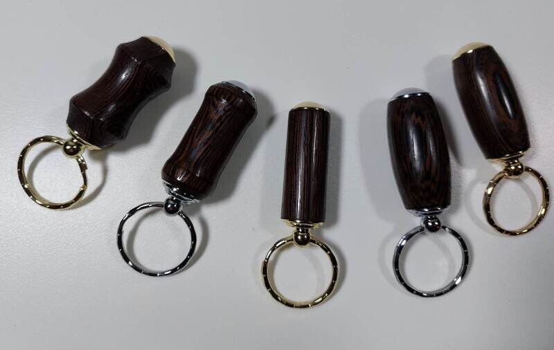 Houten sleutelhanger &#39;Pillenbox&#39;, handmade, handgemaakt in België op de houtdraaibank, houtsoort &#39;Wengé&#39;, Goud.