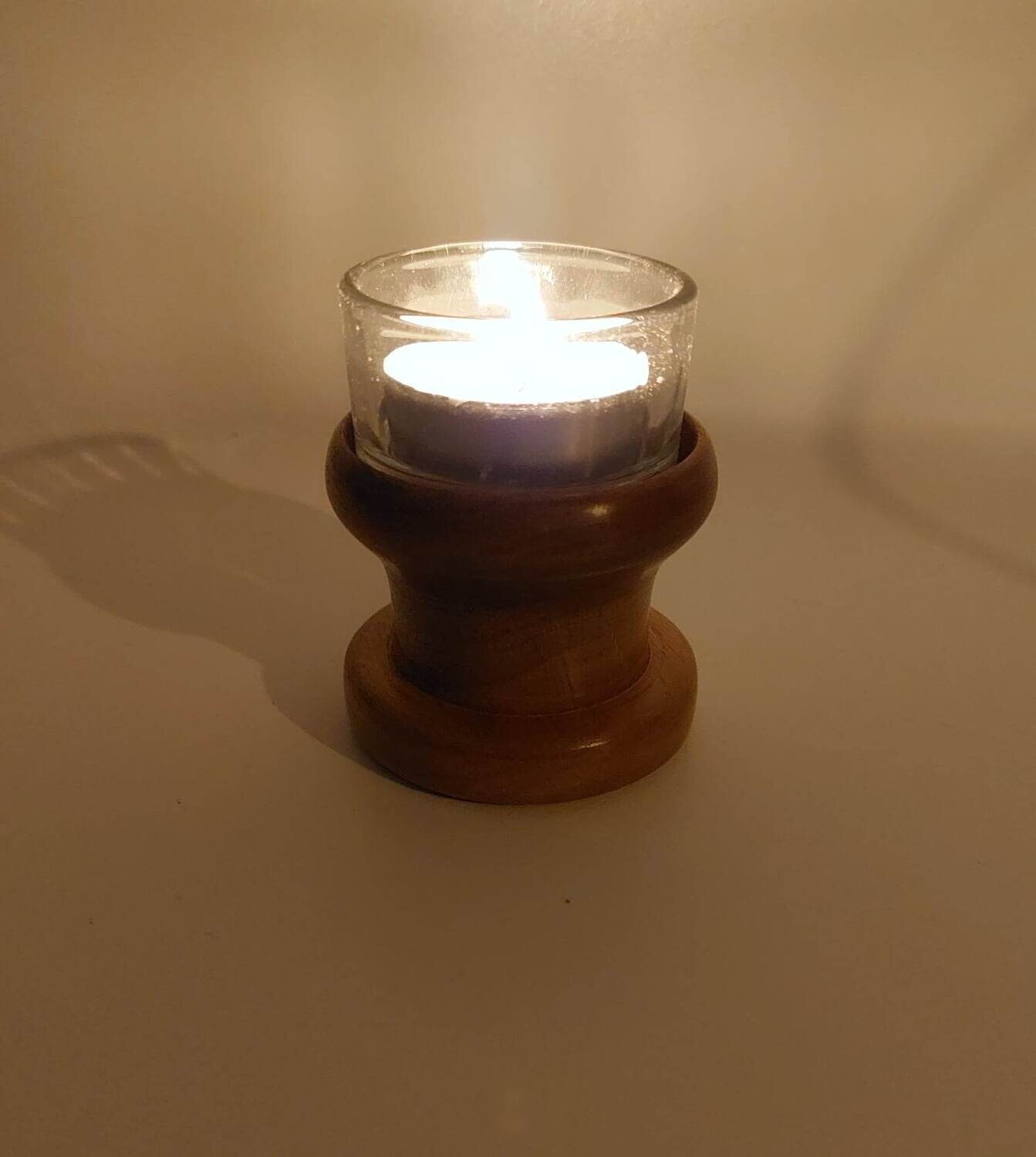 Houten theelichtjeshouder, waxinekaars, handmade, handgemaakt in België op de houtdraaibank, houtsoort &#39;Europese Walnoot&#39; met vuurvast glaasje