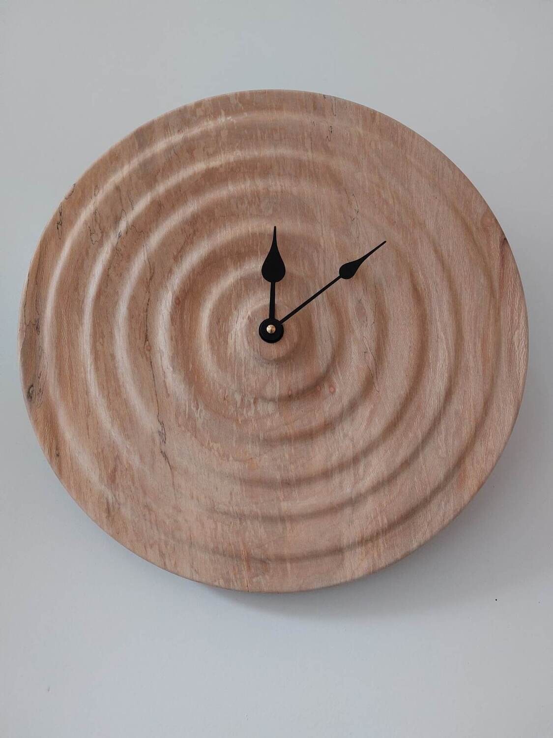 Houten wandklok/uurwerk analoog, handmade, handgemaakt in België op de houtdraaibank, houtsoort Vervuurde Plataan