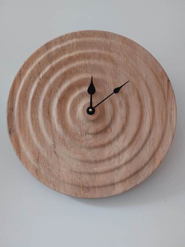 Houten wandklok/uurwerk analoog, handmade, handgemaakt in België op de houtdraaibank, houtsoort Vervuurde Plataan