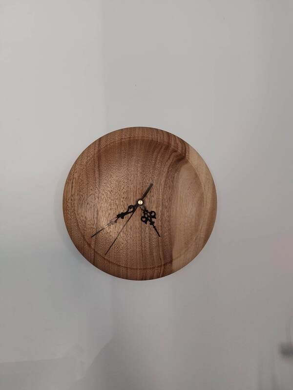 Houten wandklok/uurwerk analoog, handmade, handgemaakt in België op de houtdraaibank, houtsoort &#39;Europese Walnoot&#39;