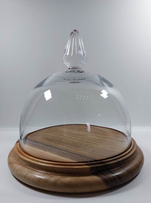houten taartplateau met glazen stolp, handmade, handgemaakt in België op de houtdraaibank, houtsoort  &#39;Europese Walnoot&#39;, &#39;Notelaar&#39;