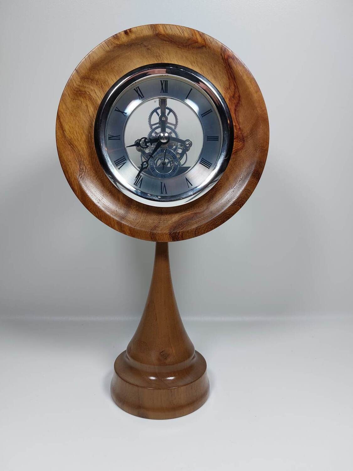 Skeletonclock/uurwerk/buroklok : analoog, handmade, handgemaakt in België op de houtdraaibank, houtsoort &#39;Kiaat&#39; &#39;Inlandse Notelaar&#39;