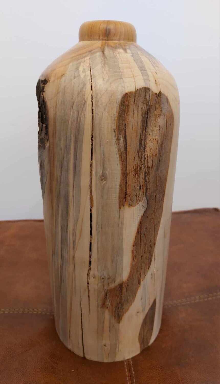 Unieke houten decoratieve vaas, natuurlijke look, life edge, handmade, handgemaakt in België op de houtdraaibank, houtsoortstamhout Taxus, incl glastube 1 bloem