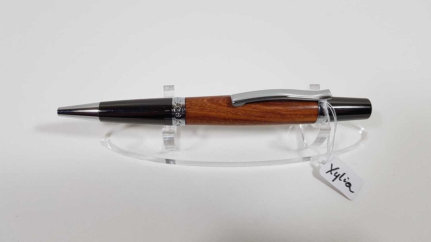 Houten kogelbalpen, handmade, handgemaakt in België op de houtdraaibank, houtsoort &#39;Xylia&#39;, type twistpen  penkit &#39;chroom&#39;