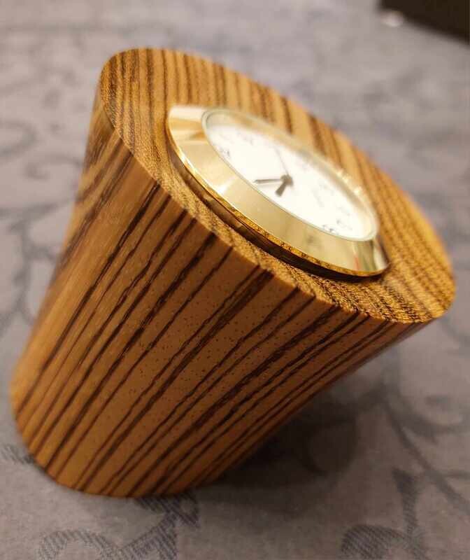 Houten bruoklokje met analoge wijzerplaat en batterijtje, quartz horloge, handmade, handgemaakt in België op de houtdraaibank, houtsoort &#39;Zebrano&#39;
