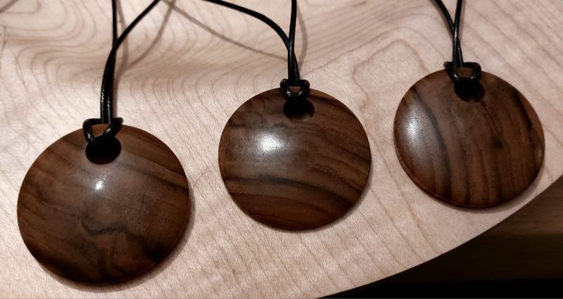 Houten halsketting/hangertje, handmade, handgemaakt in België op de houtdraaibank, houtsoort &#39;Europese Notelaar&#39;, met lederen touwtje