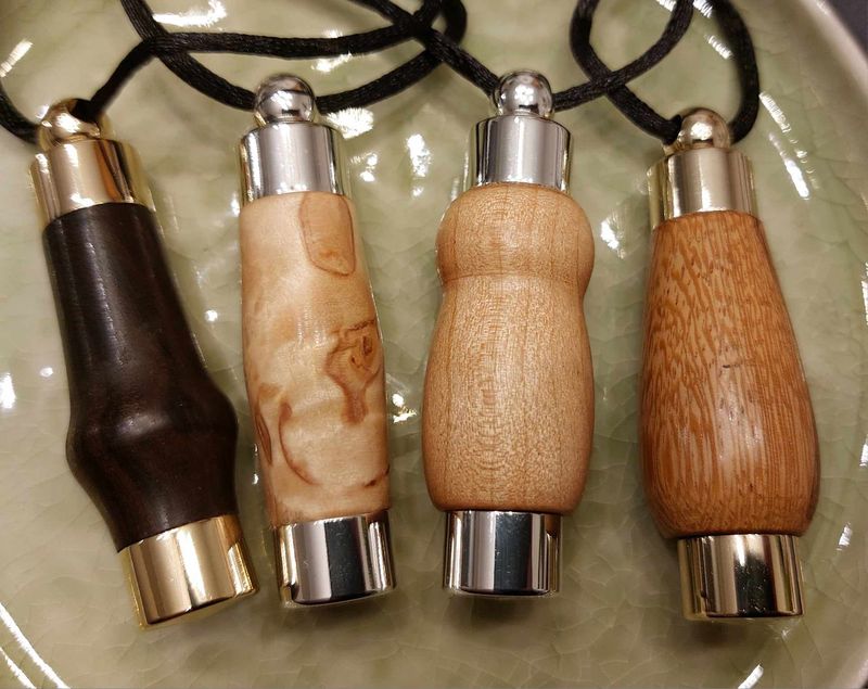 Houten parfumhouder/hangertje/ashanger, handmade, handgemaakt in België op de houtdraaibank, met lederen touwtje