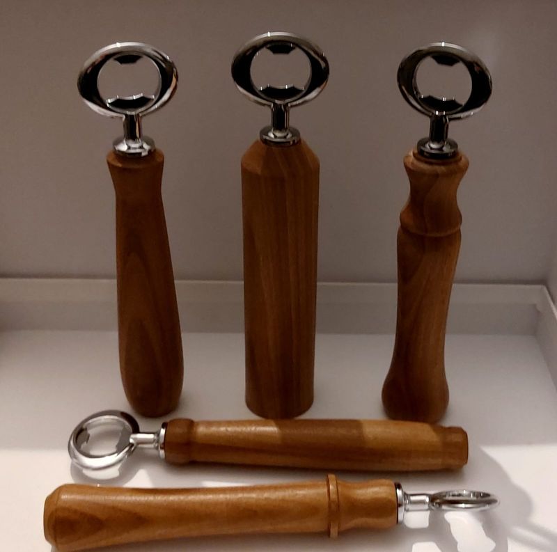 Houten flessenopener handmade, handgemaakt in België op de houtdraaibank, houtsoort, &#39;Afromosia&#39;