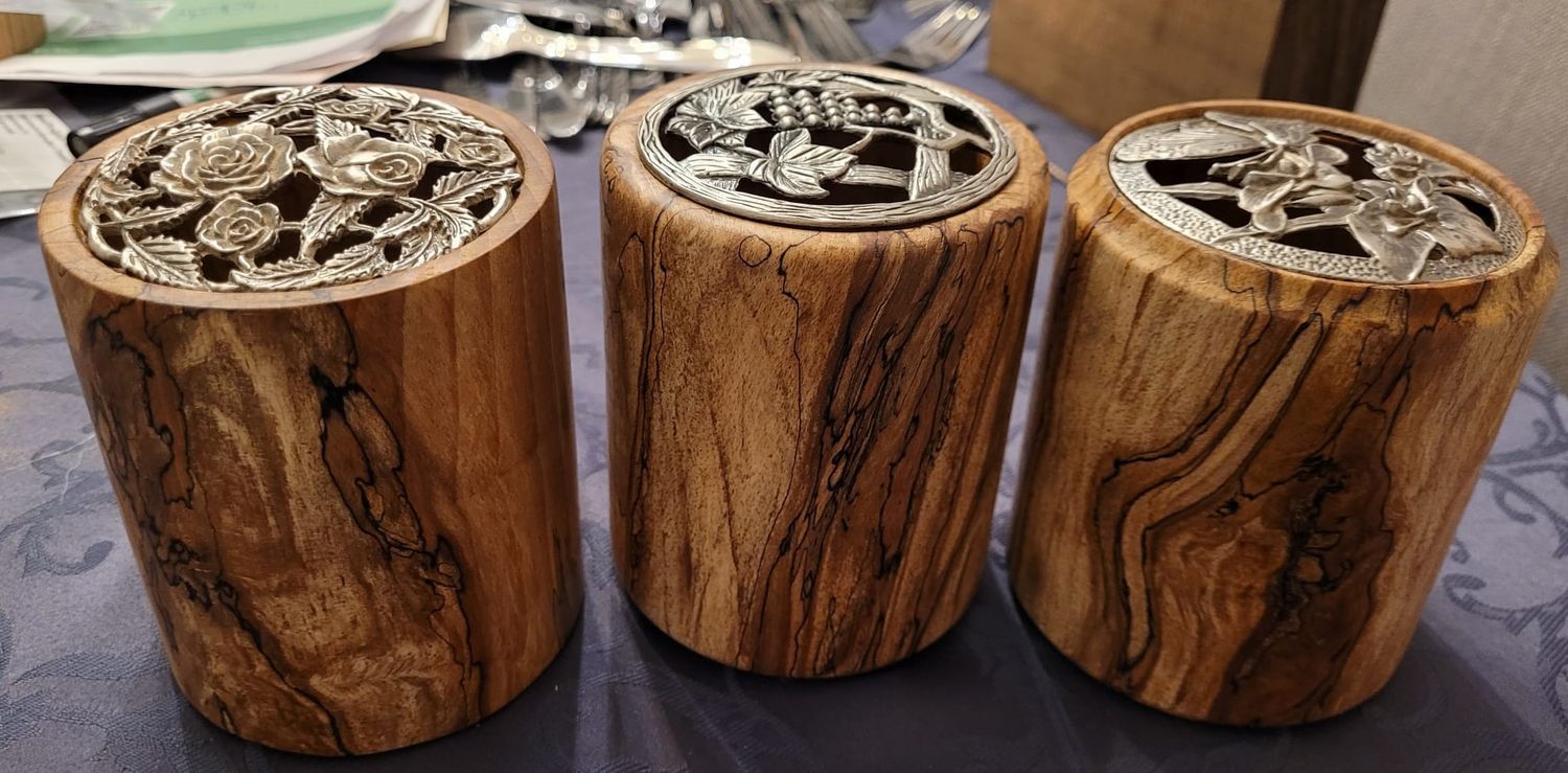 Houten potpourri dispenser, geurverspreider, tinnen deksel, handmade, handgemaakt in België op de houtdraaibank, houtsoort &#39;Vervuurde Beuk&#39;.