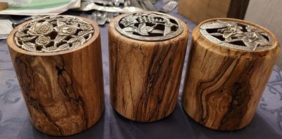 Houten potpourri dispenser, geurverspreider, tinnen deksel, handmade in Belgium , handgemaakt in België op de houtdraaibank, houtsoort 'Vervuurde Beuk'. Houten potpourri dispenser, geurverspreider, tinnen deksel, handmade in Belgium , handgemaakt in België op de houtdraaibank, houtsoort 'Vervuurde Beuk'.