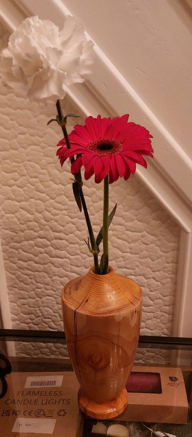 Houten vaas uit Taxus met een glastube, handmade, handgemaakt in België op de houtdraaibank, #1