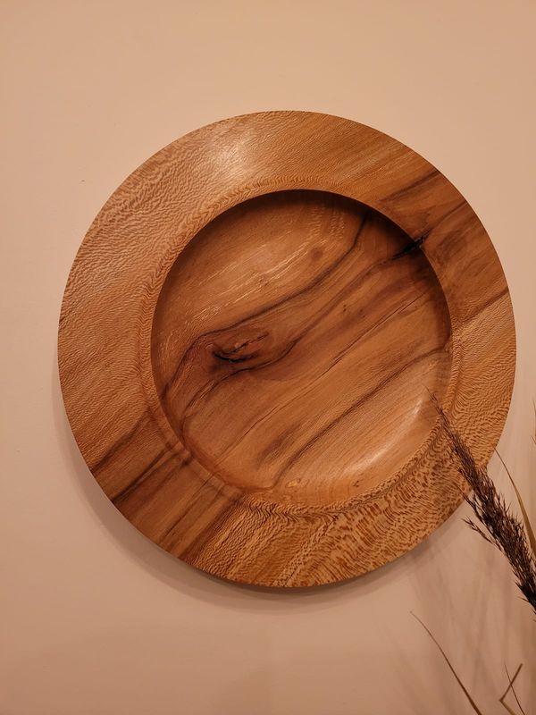 Houten schijf, wanddecoratie hout, houten schaal, handmade, handgemaakt in België op de houtdraaibank, houtsoort &#39;Inlandse Plataan&#39;, vervuurd